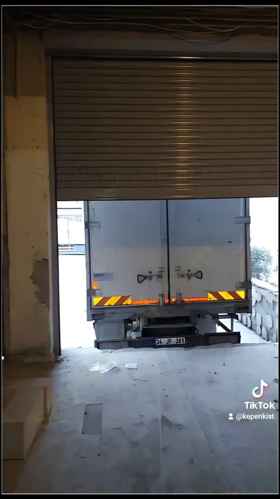 Esenler Lojistik Depo Kepenk Montajı: Endüstriyel Otomatik Kepenk Sistemi 6 Esenler Depo Kepenk Montajı Lamellerin geçirilmesi Otomasyon detayları