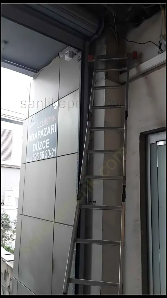 Esenler Lojistik Depo Kepenk Montajı: Endüstriyel Otomatik Kepenk Sistemi 4 Esenler Depo Kepenk Montajı Lamellerin geçirilmesi Otomasyon detayları