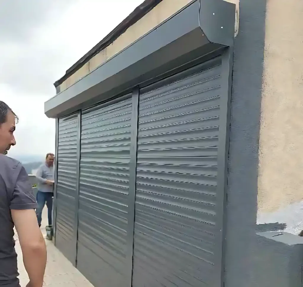 Etiler Teras Kepenk Montajı: Çatı Katı Dubleks İçin 3 Parça Otomatik Kepenk Sistemi 5 18 yıllık tecrübemizle Etiler teras kepenk montajı projemiz