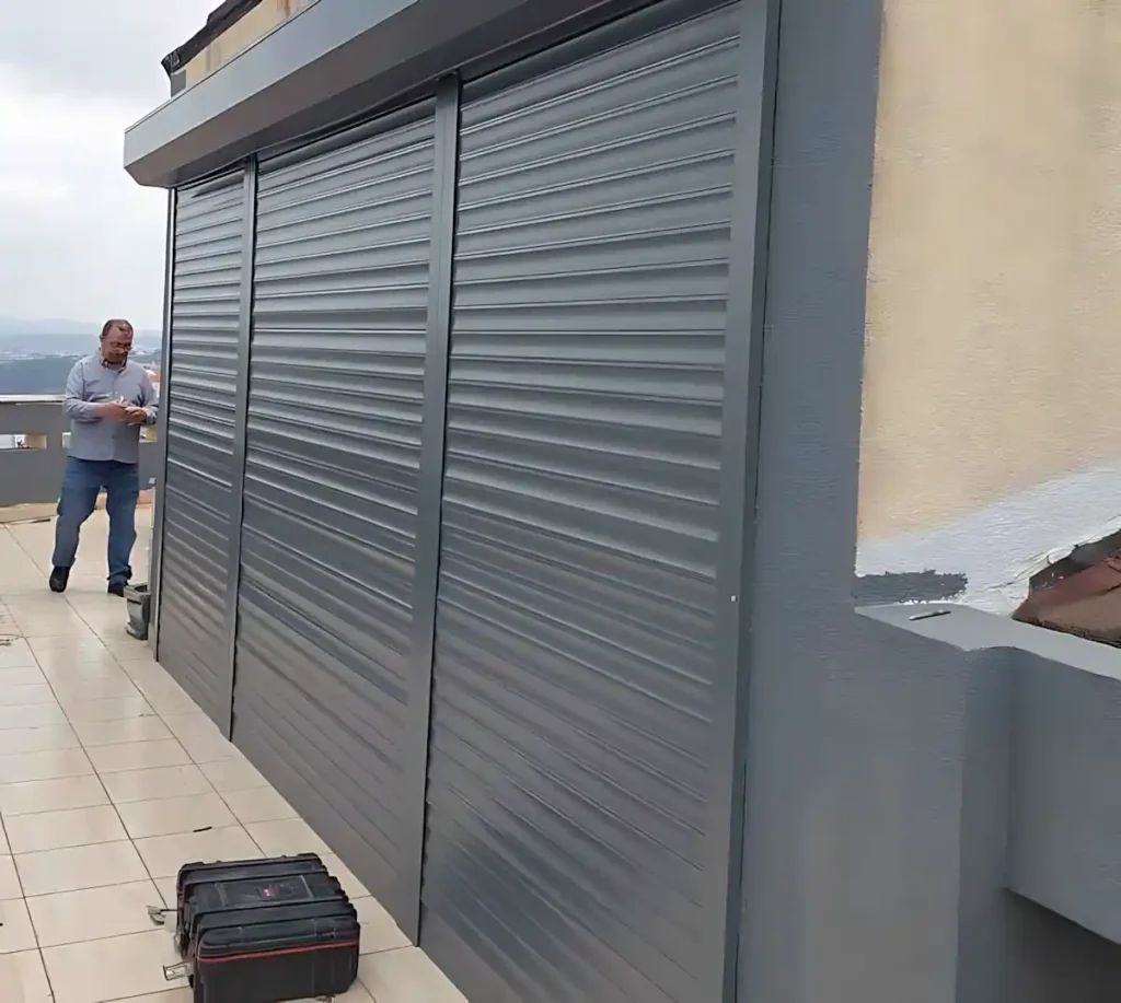 Etiler Teras Kepenk Montajı: Çatı Katı Dubleks İçin 3 Parça Otomatik Kepenk Sistemi 4 18 yıllık tecrübemizle Etiler teras kepenk montajı projemiz