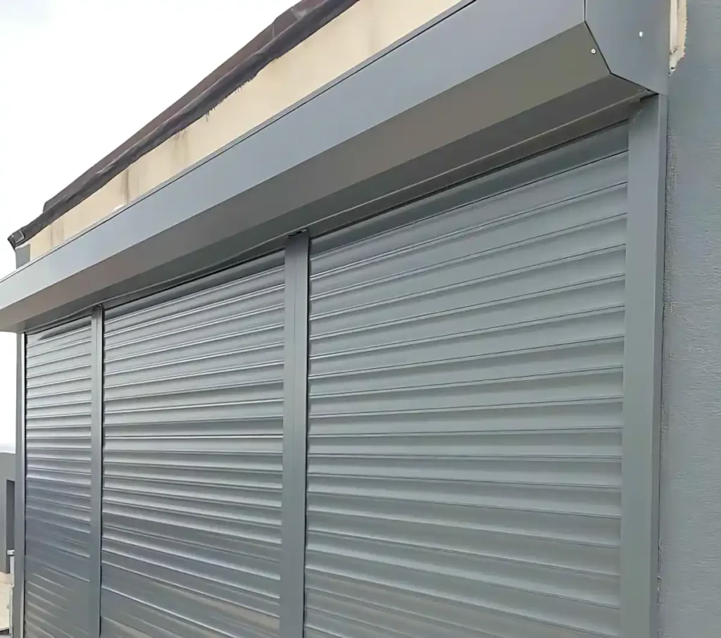 Etiler Teras Kepenk Montajı: Çatı Katı Dubleks İçin 3 Parça Otomatik Kepenk Sistemi 7 18 yıllık tecrübemizle Etiler teras kepenk montajı projemiz