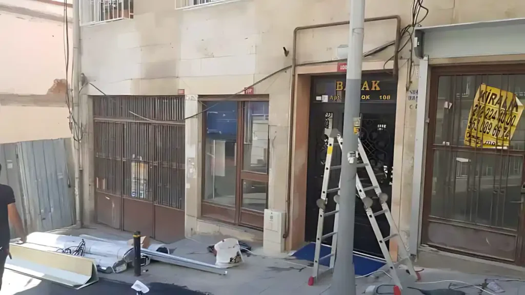 Fatih Çelik Poliüretanlı Kepenk Montajı 2 Fatih Çelik Kepenk için kullandığımız Poliüretan dolgu, yangına karşı direnç gösterir