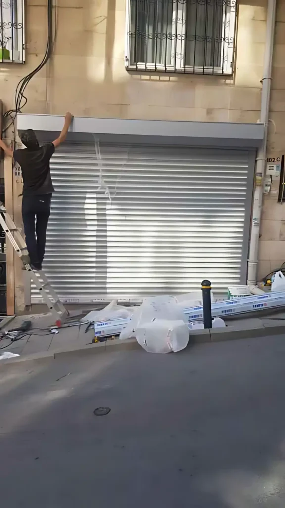 Fatih Çelik Poliüretanlı Kepenk Montajı 3 Fatih Çelik Kepenk için kullandığımız Poliüretan dolgu, yangına karşı direnç gösterir