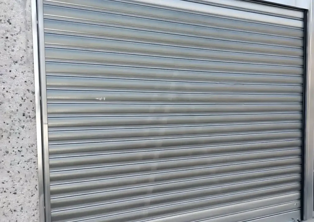 Galvaniz Kepenk Nedir? Özellikleri ve Fiyatları 10 endüstriyel tesisler, depolar ve dış mekanlarda tercih edilen galvaniz kepenk uzun ömürlü ve bakım gerektirmez