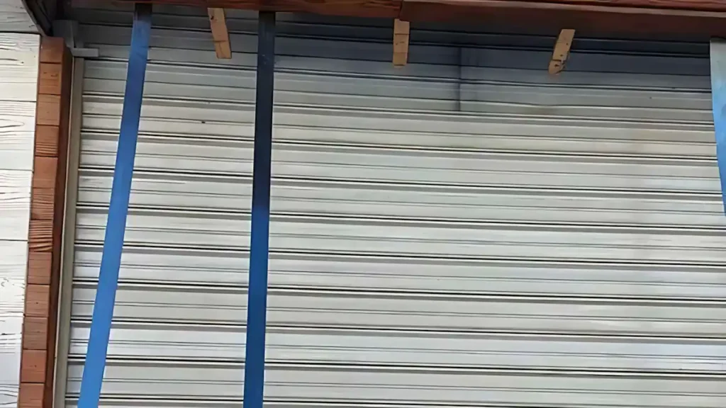 Güngören Kepenk Motor ve Palet Arızası: Acil Tamir Çözümü 3 Kepenk palet kayması öncesi durum, kepenk motor arızası