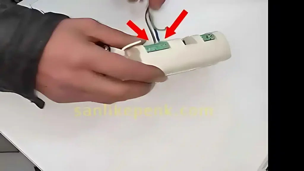 Ataşehir AVM'de Giyim Mağazası Kepenk Kart Tanıtma İşlemi 6 Kumanda kayboldu mu? Çalışmıyor mu? Hemen arayın, aynı gün gelip kepenk kumanda tanıtalım