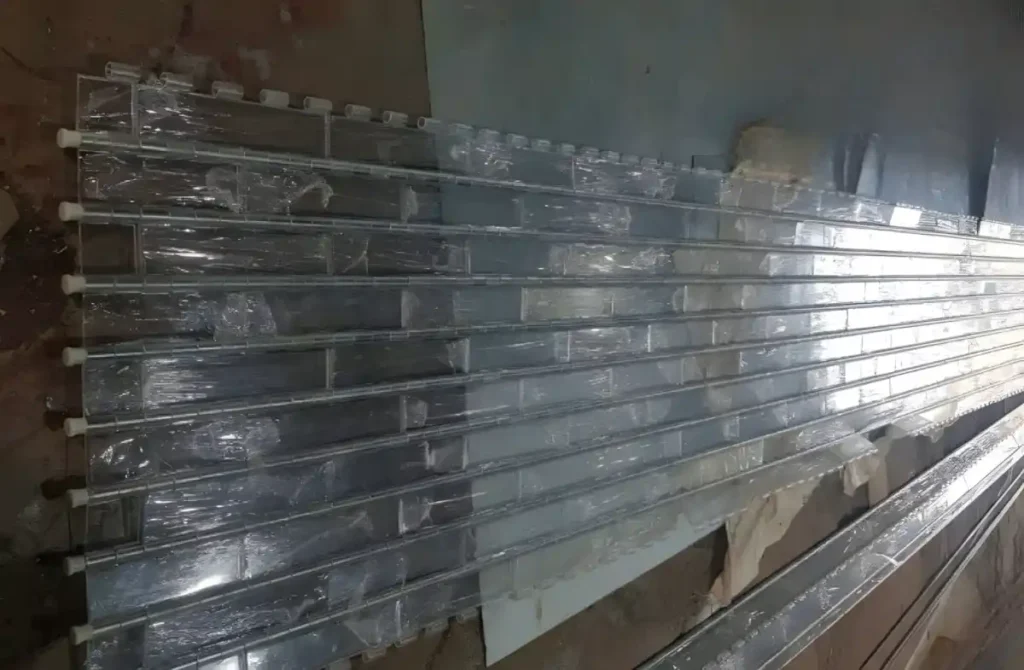 Şeffaf Polikarbon Mağaza Kepenkleri 6 Şeffaf polikarbon kepenk alüminyum veya galvaniz çelik çerçeve üzerine şeffaf polikarbon panellerin monte edildiği kepenk sistemidir.