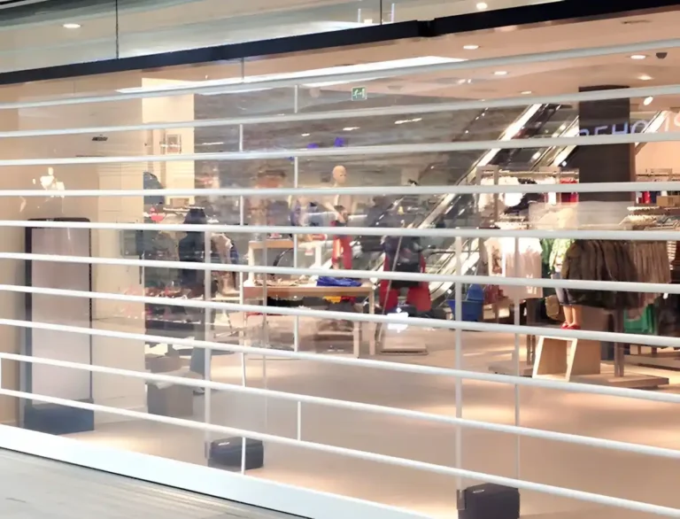 Şeffaf polikarbon kepenk  alüminyum veya galvaniz çelik çerçeve üzerine şeffaf polikarbon panellerin monte edildiği kepenk sistemidir.