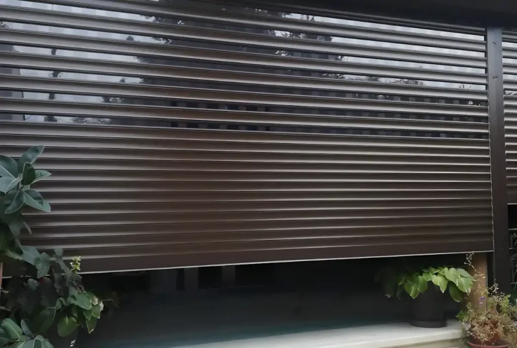 Şeffaf Polikarbon Mağaza Kepenkleri 7 Giyim, elektronik, kafe, kuyumcu, kozmetik, optik mağazaları için Şeffaf polikarbon kepenk