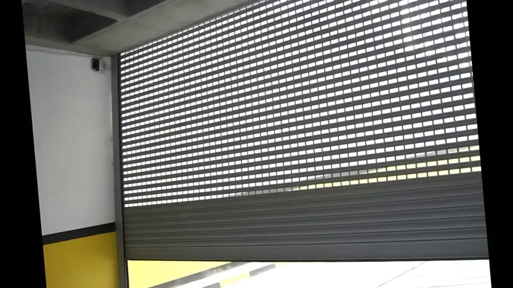 Antrasit gri seksiyonel garaj kapısı villa uygulaması