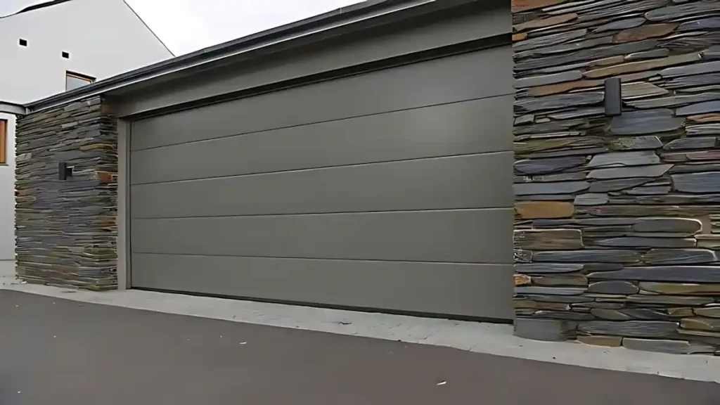 Antrasit gri seksiyonel garaj kapısı villa uygulaması